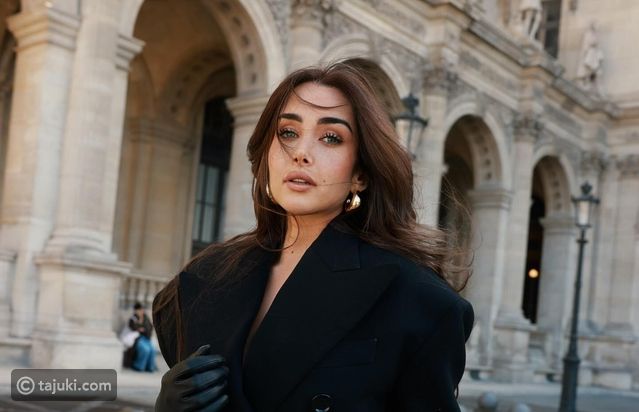 نسقي المكياج الترابي مع الإطلالة المونوتون بأسلوب هنا الزاهد