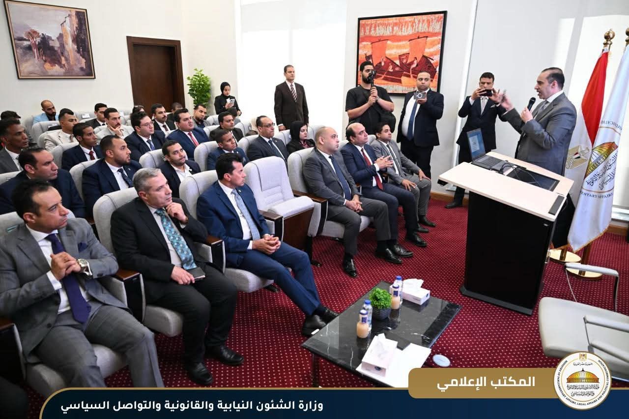 المستشار محمود فوزي خلال لقاء وزير الشباب وأعضاء كيانات شبابية: الدولة المصرية بقيادة الرئيس تولي اهتمامًا بالغًا بملف تمكين الشباب وتنمية مهاراتهم - الخليج الان