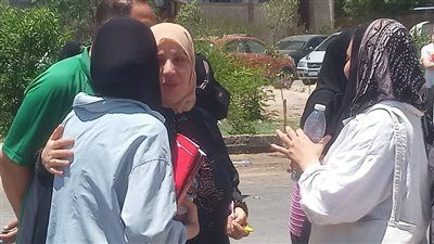 التاريخ يرضي الأدبي.. تابين آراء الطلاب حول امتحان الفيزياء.. واستياء من عدم توافر مراوح في لجان الثانوية بالإسماعيلية - الخليج الان