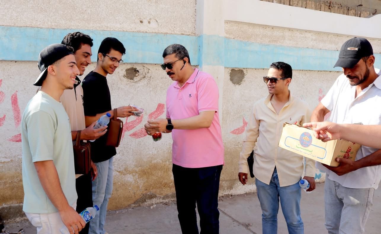 بيخفف عنهم.. مدير تعليم بني عبيد يوزع المياه والعصائر على طلاب الثانوية العامة في امتحاني الفيزياء والتاريخ - الخليج الان