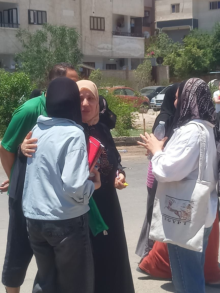 التاريخ يرضي الأدبي.. تابين آراء الطلاب حول امتحان الفيزياء.. واستياء من عدم توافر مراوح في لجان الثانوية بالإسماعيلية - الخليج الان
