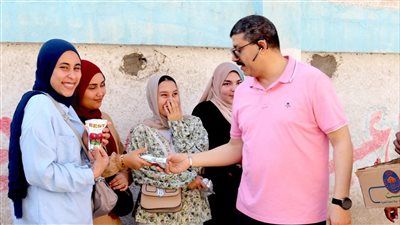 بيخفف عنهم.. مدير تعليم بني عبيد يوزع المياه والعصائر على طلاب الثانوية العامة في امتحاني الفيزياء والتاريخ - الخليج الان