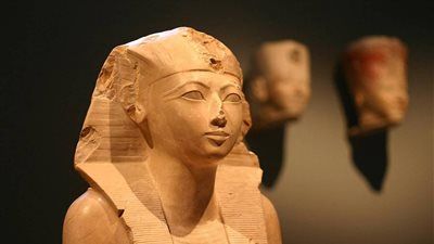 لم يكسر أنفها.. براءة تحتمس الثالث من تشويه «حتشبسوت» بدافع الكراهية - الخليج الان