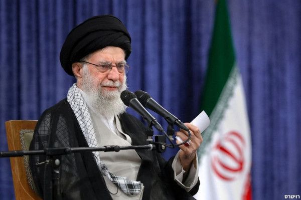 خامنئي: دعوة الرئيس الأمريكي إيران إلى استسلام غير مشروط أكبر من حجمه - الخليج الان