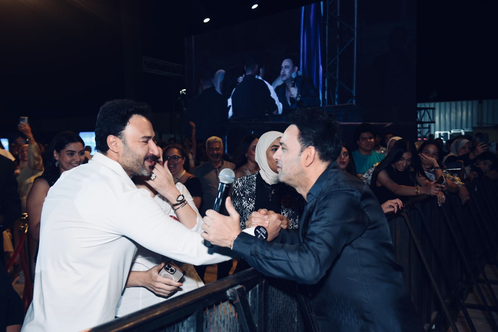 بحضور مي فاروق وزوجها.. مصطفى قمر يتألق في حفل الهرم - الخليج الان