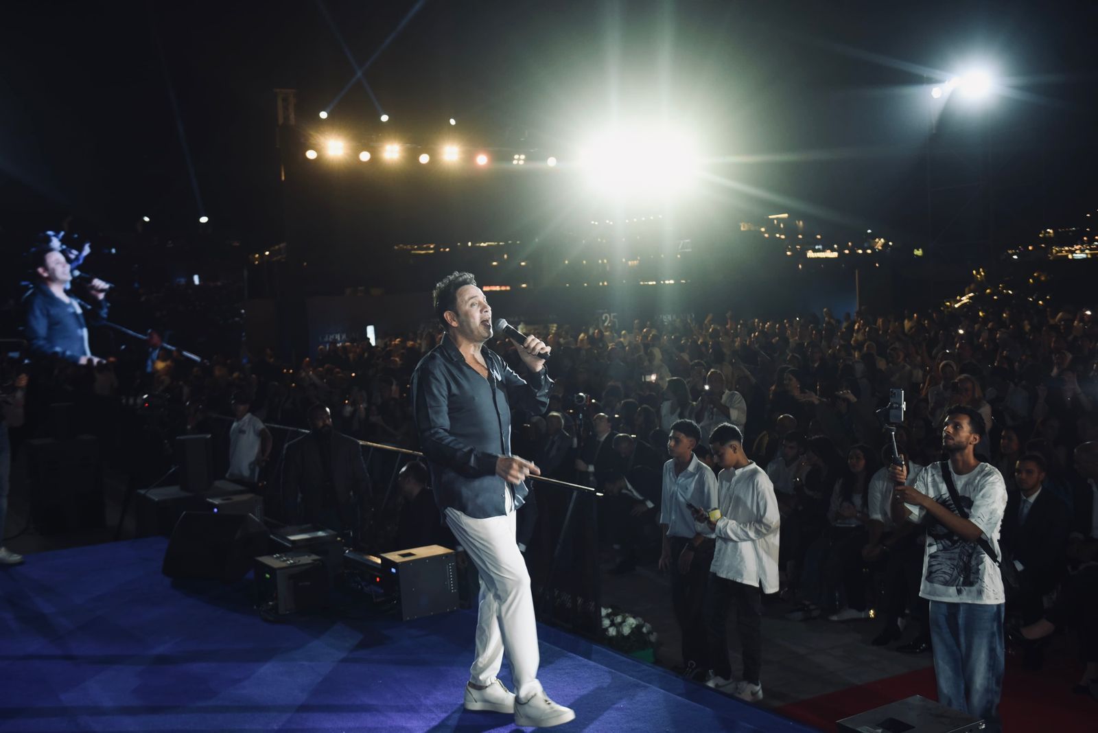 بحضور مي فاروق وزوجها.. مصطفى قمر يتألق في حفل الهرم - الخليج الان