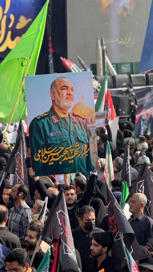 «60 قائد عسكري وعالم نووي».. مراسم تشييع قادة إيرانيين اغتالتهم إسرائيل خلال حرب الـ12 يوما|صور - الخليج الان