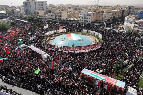 فيديو: إيران تشيّع جثامين 60 من قادتها وعلمائها في جنازة مهيبة - الخليج الان