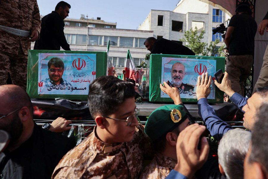 «60 قائد عسكري وعالم نووي».. مراسم تشييع قادة إيرانيين اغتالتهم إسرائيل خلال حرب الـ12 يوما|صور - الخليج الان