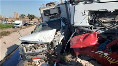 عاجل.. مصرع 5 عمال في حادث تصادم ميكروباص بسيارة نقل أعلى الدائري الأوسطي - الخليج الان