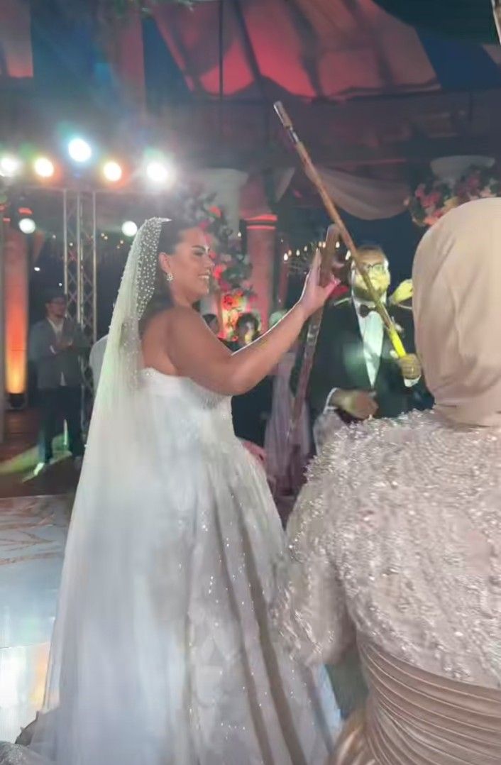 بالمزمار والطبل البلدي.. مفيدة شيحة تحتفل بزفاف ابنتها منة الشاطر |صور - الخليج الان