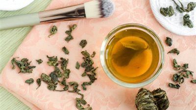 لترطيب بشرتك الدهنية بفاعلية.. إليك 4 وصفات طبيعية خالية من المواد الكيميائية - الخليج الان