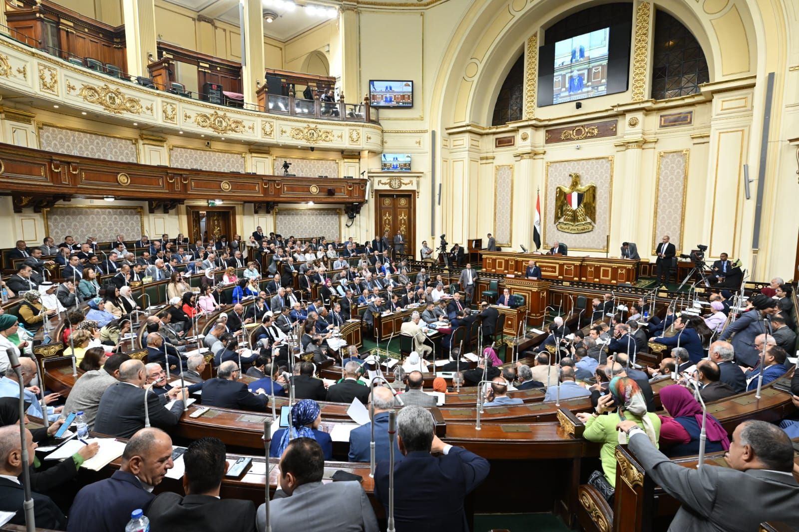 رئيس النواب بمناقشات الإيجار القديم:لا يتصور أن يُترك مواطن بلا مأوى أو أن يُزاح عن مسكنه دون أن يجد بديلاً آمناً ومناسباً يحفظ له كرامته الإنسانية ويصون للمجتمع أمنه وسلامته. - الخليج الان