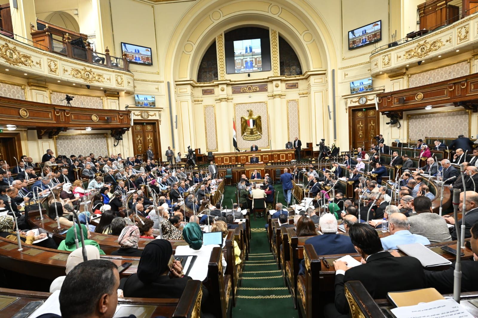 رئيس النواب بمناقشات الإيجار القديم:لا يتصور أن يُترك مواطن بلا مأوى أو أن يُزاح عن مسكنه دون أن يجد بديلاً آمناً ومناسباً يحفظ له كرامته الإنسانية ويصون للمجتمع أمنه وسلامته. - الخليج الان