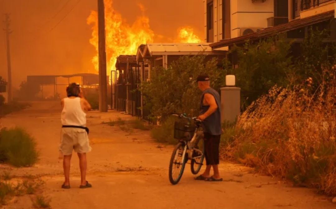حالة طوارئ مناخية|موجة حر تضرب أوروبا واندلاع حرائق الغابات.. ماذا يحدث في القارة العجوز؟ - الخليج الان