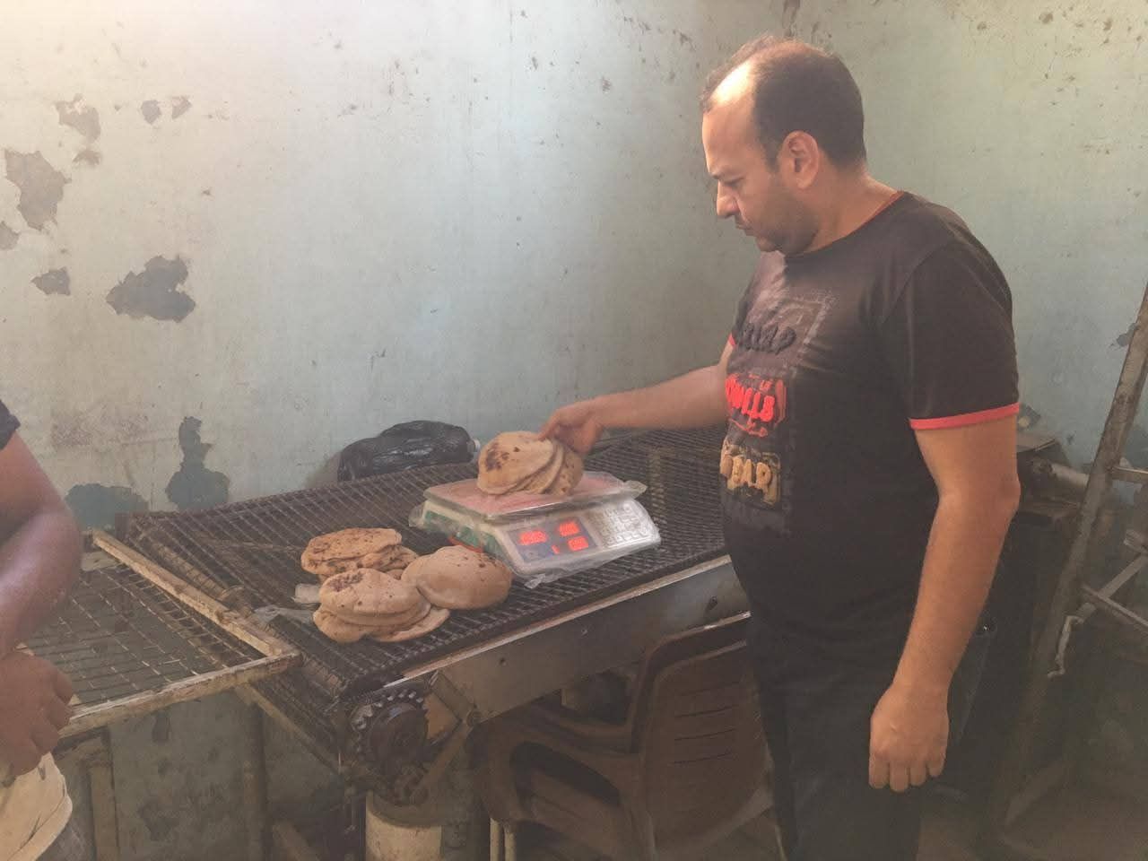 ضبط مخبز قبل تهريب الدقيق و322 مخالفة تموينية في حملات مكثفة على أسواق الإسماعيلية - الخليج الان