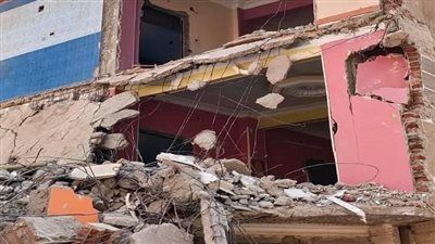 الحماية المدنية تنتشل جثمان شاب من أسفل عقار الرياض المنهار بكفر الشيخ - الخليج الان