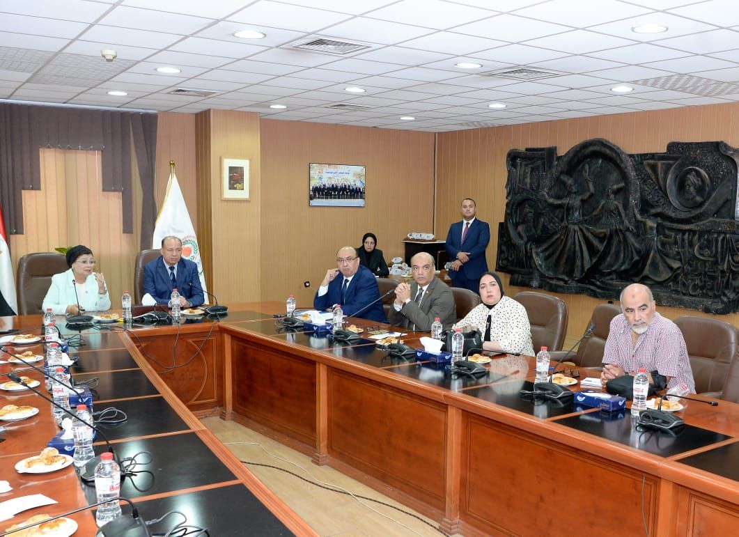 نائب وزير الصحة تبحث تعزيز دور الشراكة مع جامعة المنصورة لتنفيذ الخطة العاجلة للسكان والتنمية - الخليج الان