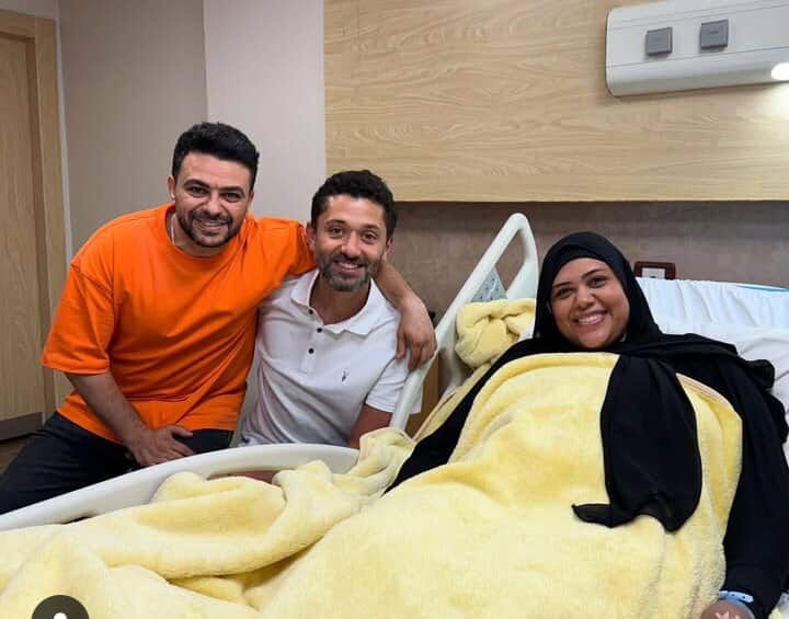 زوجة كريم الحسيني تتعرض لوعكة صحية وكريم محمود عبد العزيز يزورها بالمستشفى - الخليج الان