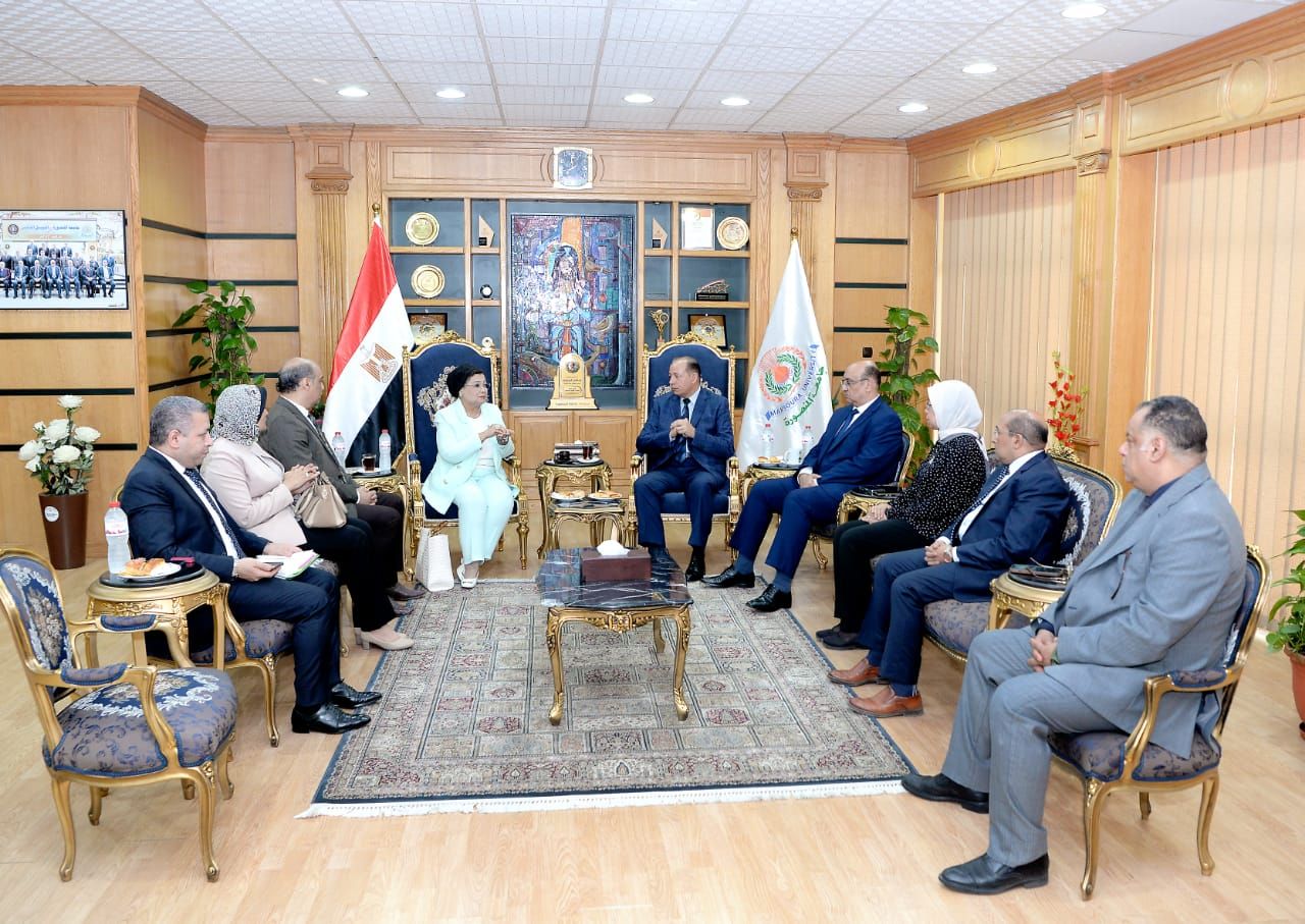 نائب وزير الصحة تبحث تعزيز دور الشراكة مع جامعة المنصورة لتنفيذ الخطة العاجلة للسكان والتنمية - الخليج الان