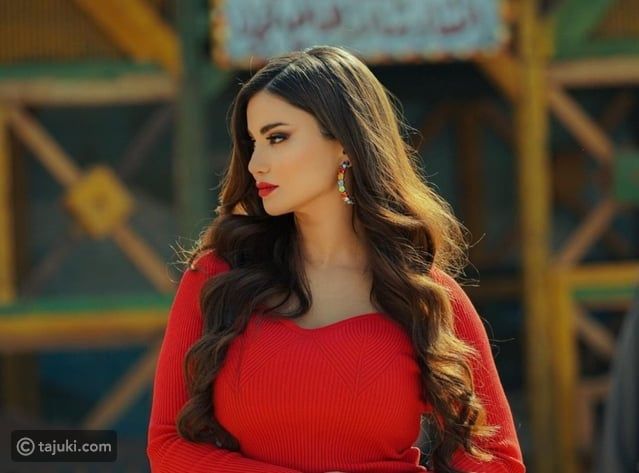 هدى الأتربي وتسريحة شعر مبلل يلامس سحر البحر