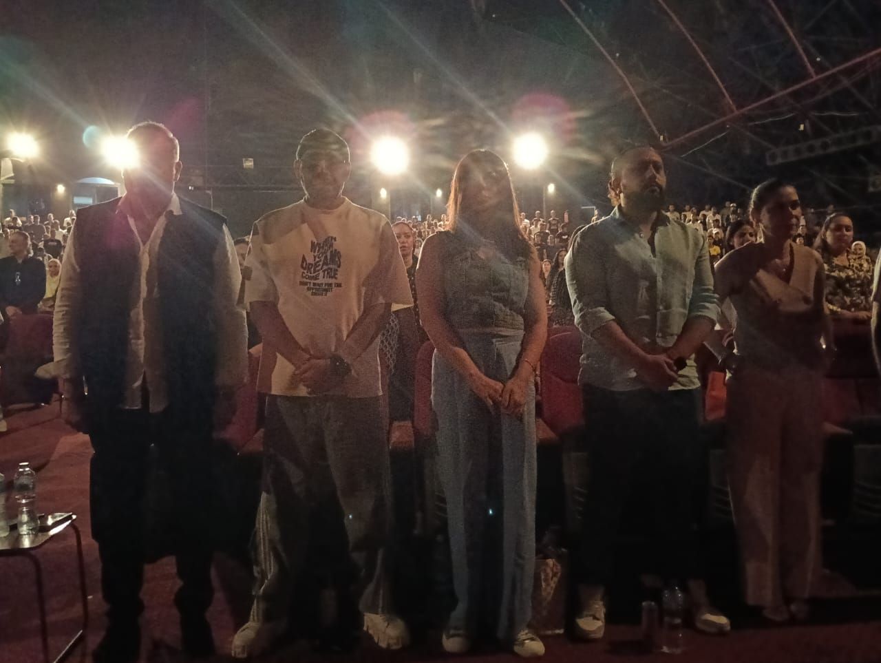 تامر عبدالمنعم وعصام كاريكا وأميرة فتحي في حضور مسرحية الملك وأنا - الخليج الان