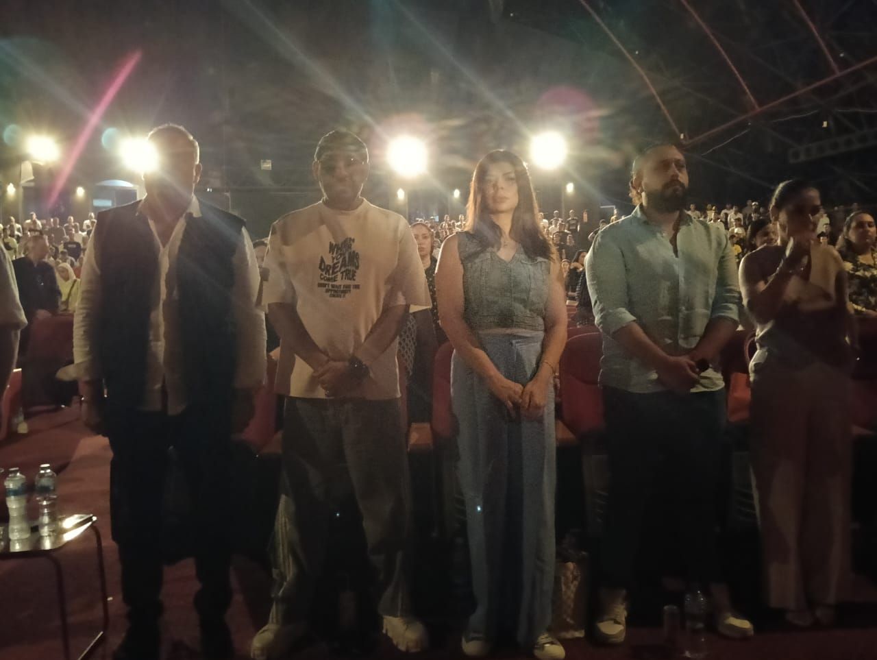 تامر عبدالمنعم وعصام كاريكا وأميرة فتحي في حضور مسرحية الملك وأنا - الخليج الان