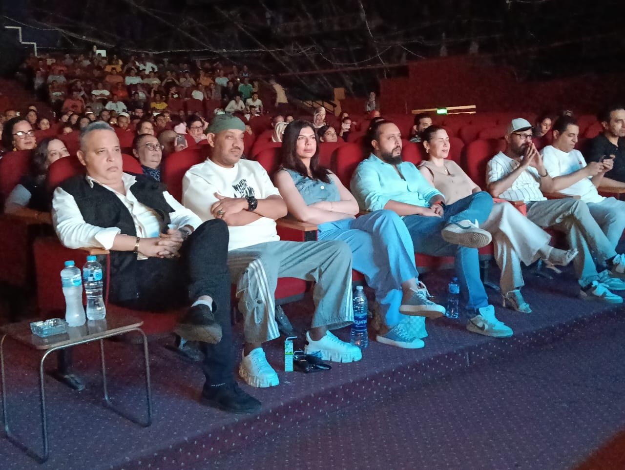 تامر عبدالمنعم وعصام كاريكا وأميرة فتحي في حضور مسرحية الملك وأنا - الخليج الان