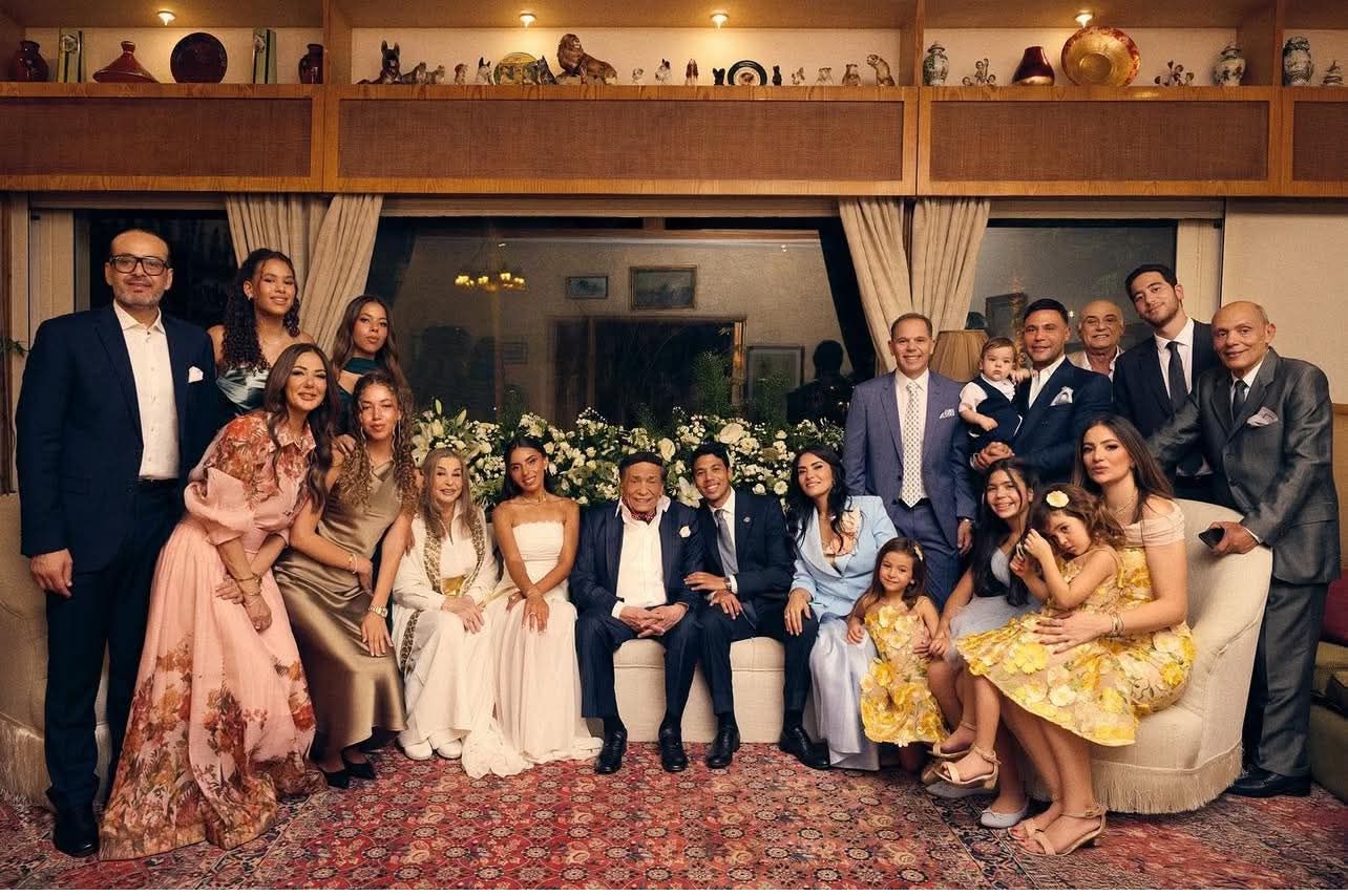 بالصور.. أول ظهور للزعيم عادل إمام بعد غياب أثناء الاحتفال بزواج حفيده - الخليج الان