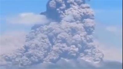 «مشاهد مخيفة».. ثوران قوي لبركان في إندونيسيا وإلغاء رحلات الجوية - الخليج الان