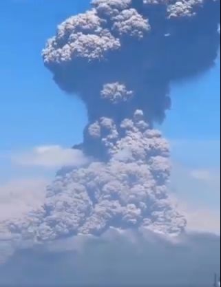 «مشاهد مخيفة».. ثوران قوي لبركان في إندونيسيا وإلغاء رحلات الجوية - الخليج الان