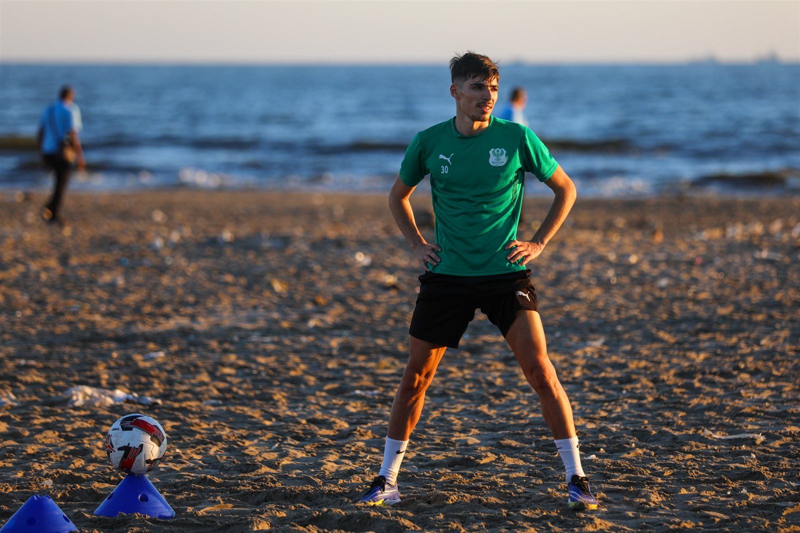 لرفع المعدلات البدنية للاعبين.. تدريبات المصري على رمال شواطئ بورسعيد - الخليج الان