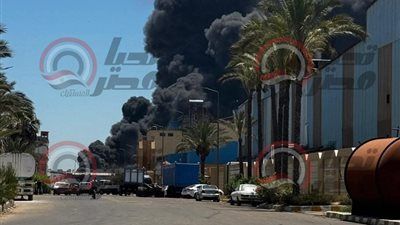 حريق هائل يلتهم مصنع فوم في المنطقة الصناعية بدمياط الجديدة.. وفرق الإطفاء تكثف جهودها للسيطرة - الخليج الان