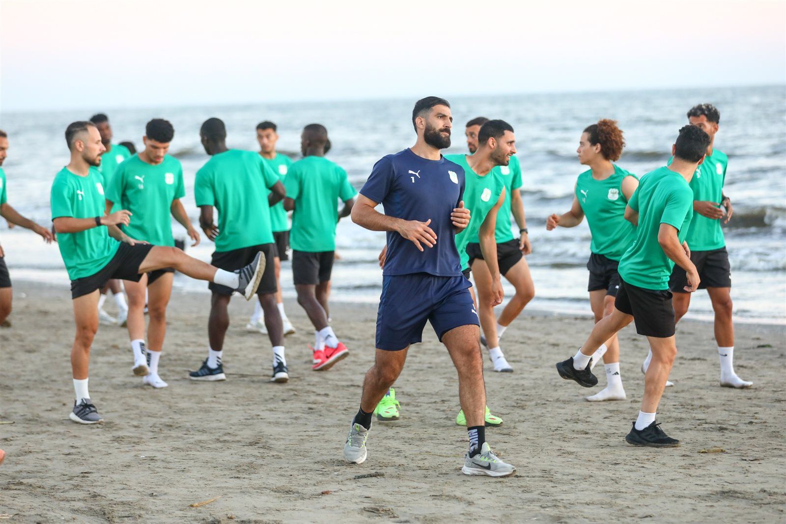 لرفع المعدلات البدنية للاعبين.. تدريبات المصري على رمال شواطئ بورسعيد - الخليج الان
