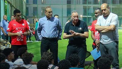 محمود الخطيب يزور معسكر منتخب مصر تحت 17 سنة ويؤكد دعمه قبل كأس العالم في قطر - الخليج الان