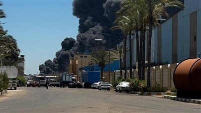 سحابة سوداء فوق دمياط الجديدة.. السيطرة على حريق هائل في مصنع إسفنج وتقديرات أولية للخسائر بـ15 مليون جنيه - الخليج الان