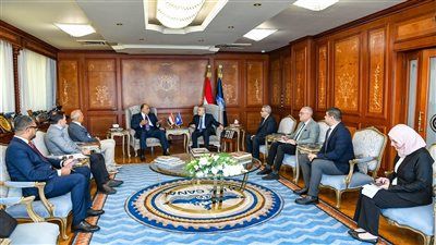 رئيس هيئة قناة السويس يبحث مع الخط الملاحي التركي ALCOR زيادة رحلاته عبر قناة السويس - الخليج الان