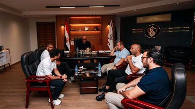 هشام نصر يكرم ثلاثي الجهاز الفني والطبي السابق بنادي الزمالك ويمنحهم درع النادي - الخليج الان