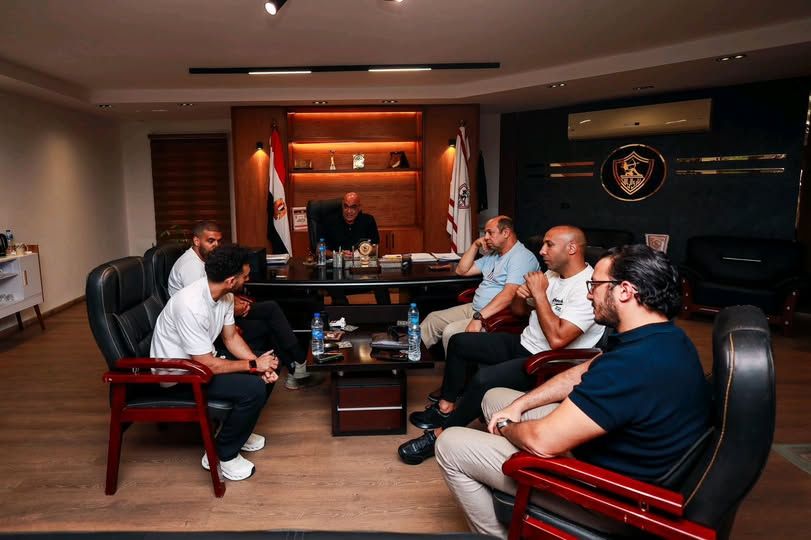 هشام نصر يكرم ثلاثي الجهاز الفني والطبي السابق بنادي الزمالك ويمنحهم درع النادي - الخليج الان
