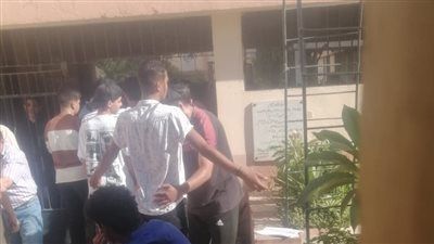 بالعصا الإلكترونية.. بدء تفتيش طلاب الثانوية العامة قبل دخول اللجان اليوم - الخليج الان