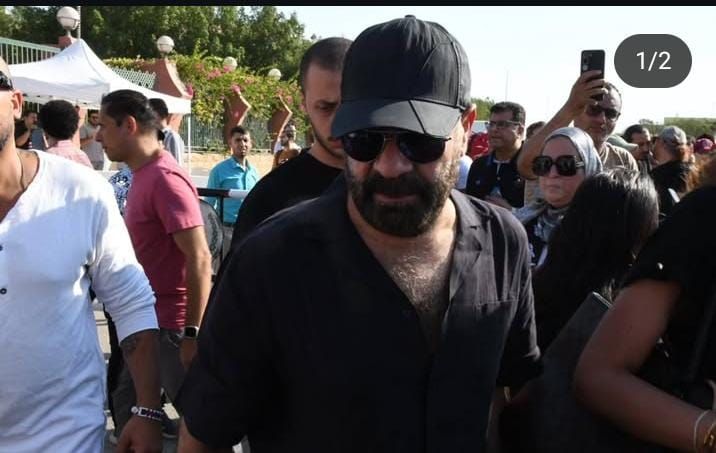 جنازة المخرج سامح عبد العزيز.. انهيار محمد سعد وحضور كاملة أبو ذكرى رغم كسرها - الخليج الان