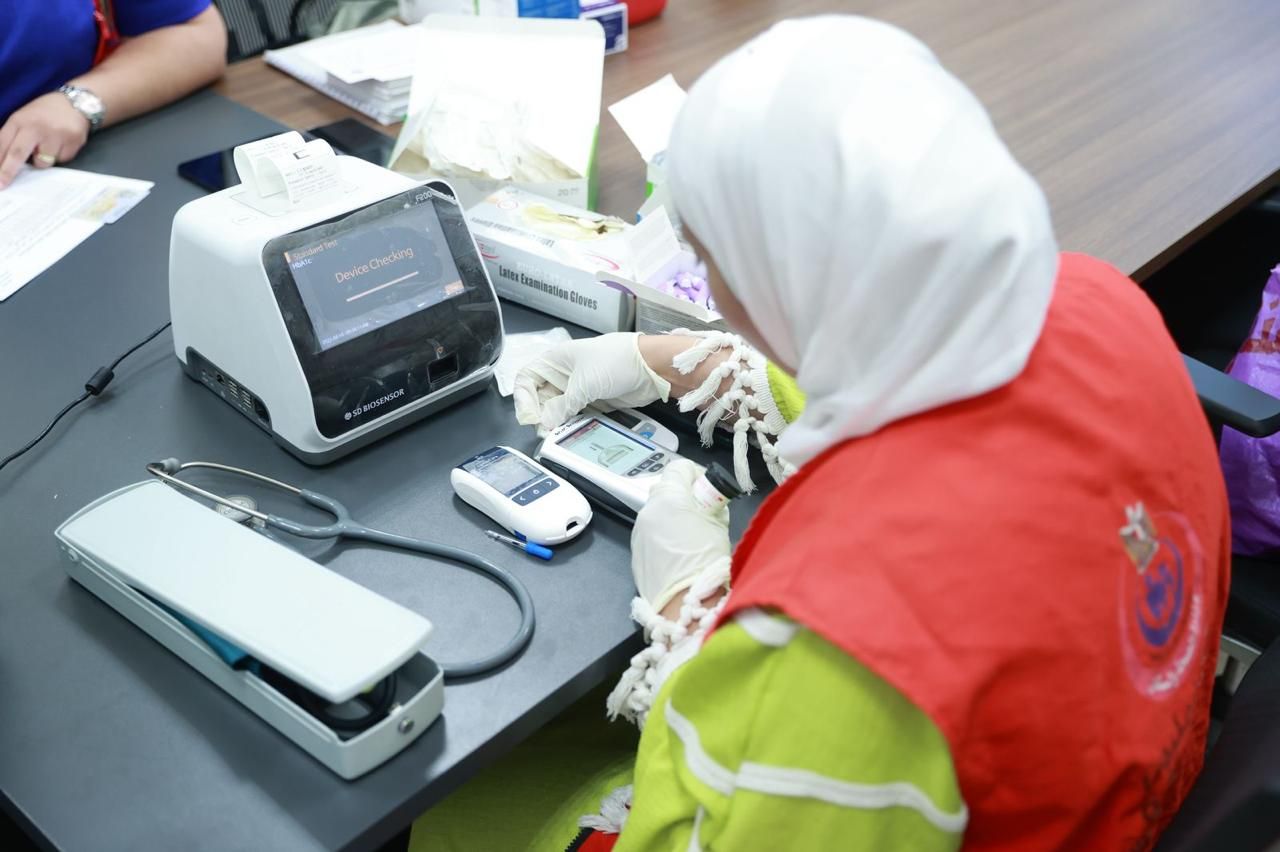 الصحة تنظم حملة لفحص الأمراض المزمنة والكشف المبكر عن الاعتلال الكلوي للعاملين بالوزارة والحي الحكومي - الخليج الان