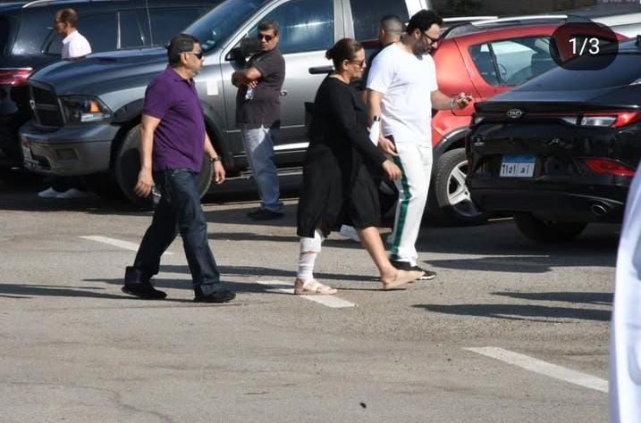 جنازة المخرج سامح عبد العزيز.. انهيار محمد سعد وحضور كاملة أبو ذكرى رغم كسرها - الخليج الان