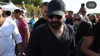 جنازة المخرج سامح عبد العزيز.. انهيار محمد سعد وحضور كاملة أبو ذكرى رغم كسرها - الخليج الان