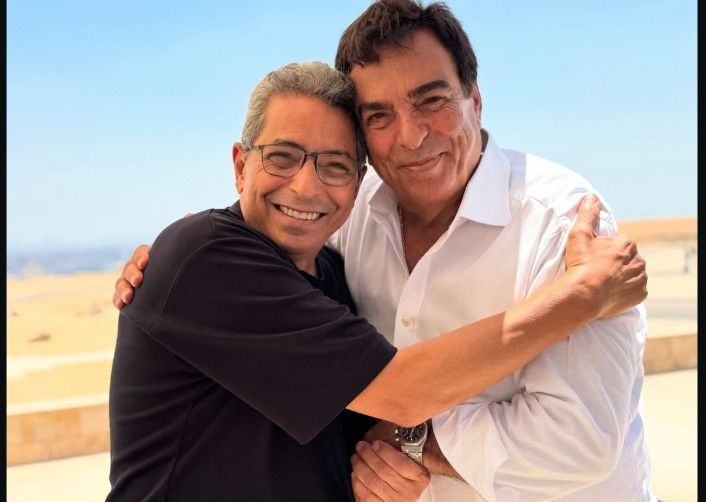 بالصور.. محمود سعد وجورج قرداحي وخالد الجندي يجتمعون أمام الأهرامات - الخليج الان