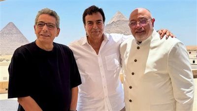 بالصور.. محمود سعد وجورج قرداحي وخالد الجندي يجتمعون أمام الأهرامات - الخليج الان