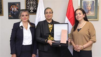 رئيسة القومي للمرأة تكرم دينا عبد الفتاح ضمن أقوى السيدات تأثيرًا في مصر - الخليج الان