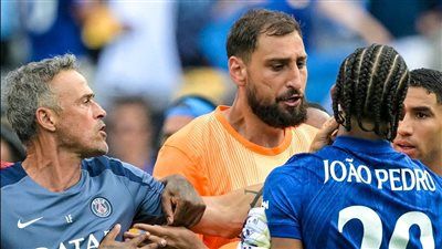 لويس إنريكي مدرب باريس سان جيرمان يفقد أعصابة على جواو بيدرو لاعب تشيلسي بعد خسارة كأس العالم للأندية - الخليج الان