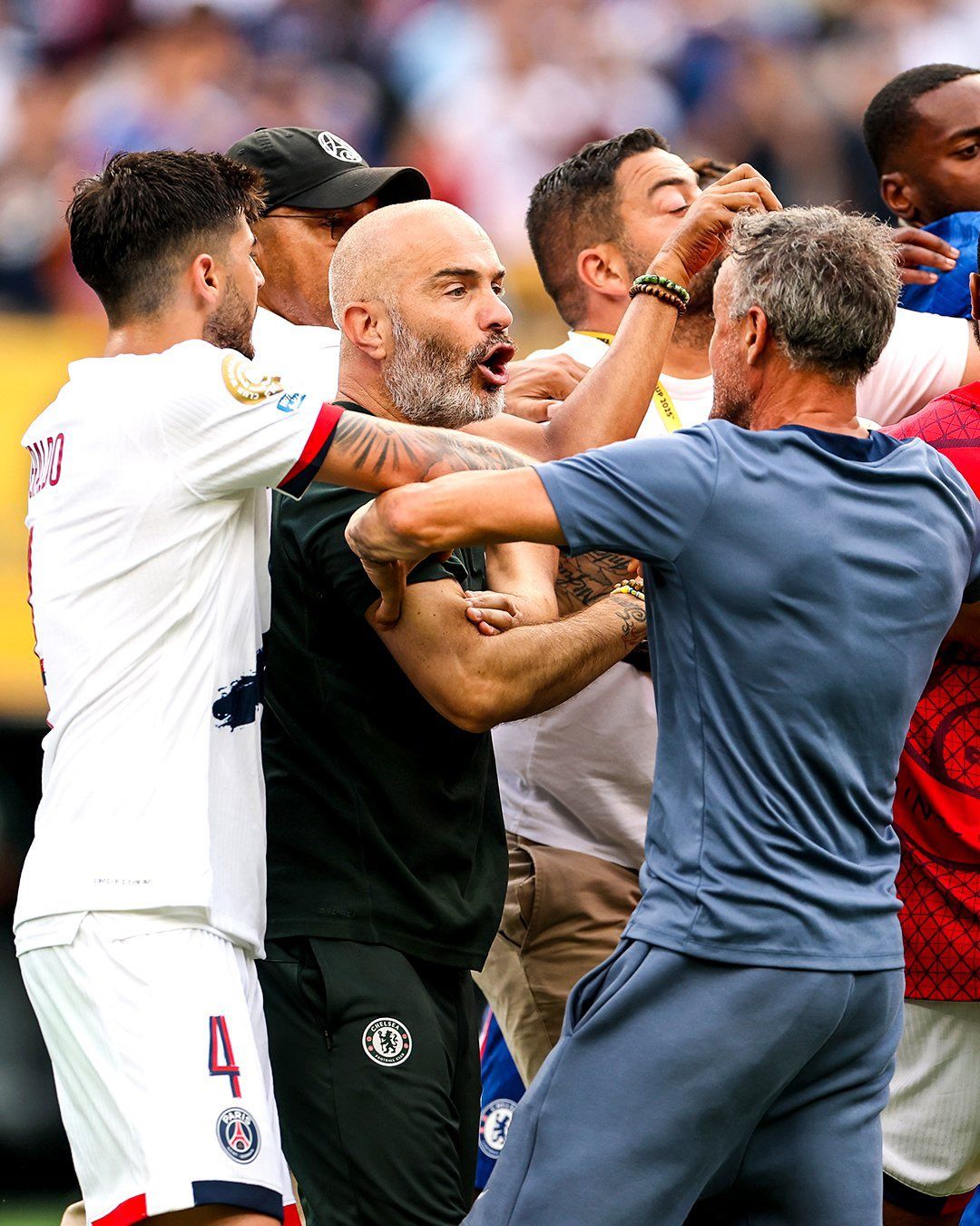 لويس إنريكي مدرب باريس سان جيرمان يفقد أعصابة على جواو بيدرو لاعب تشيلسي بعد خسارة كأس العالم للأندية - الخليج الان