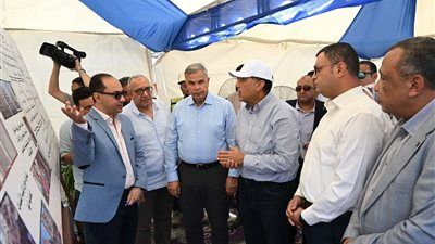 رئيس الوزراء يتفقد أعمال تطوير واجهات العقارات على طريق كورنيش الإسكندرية - الخليج الان